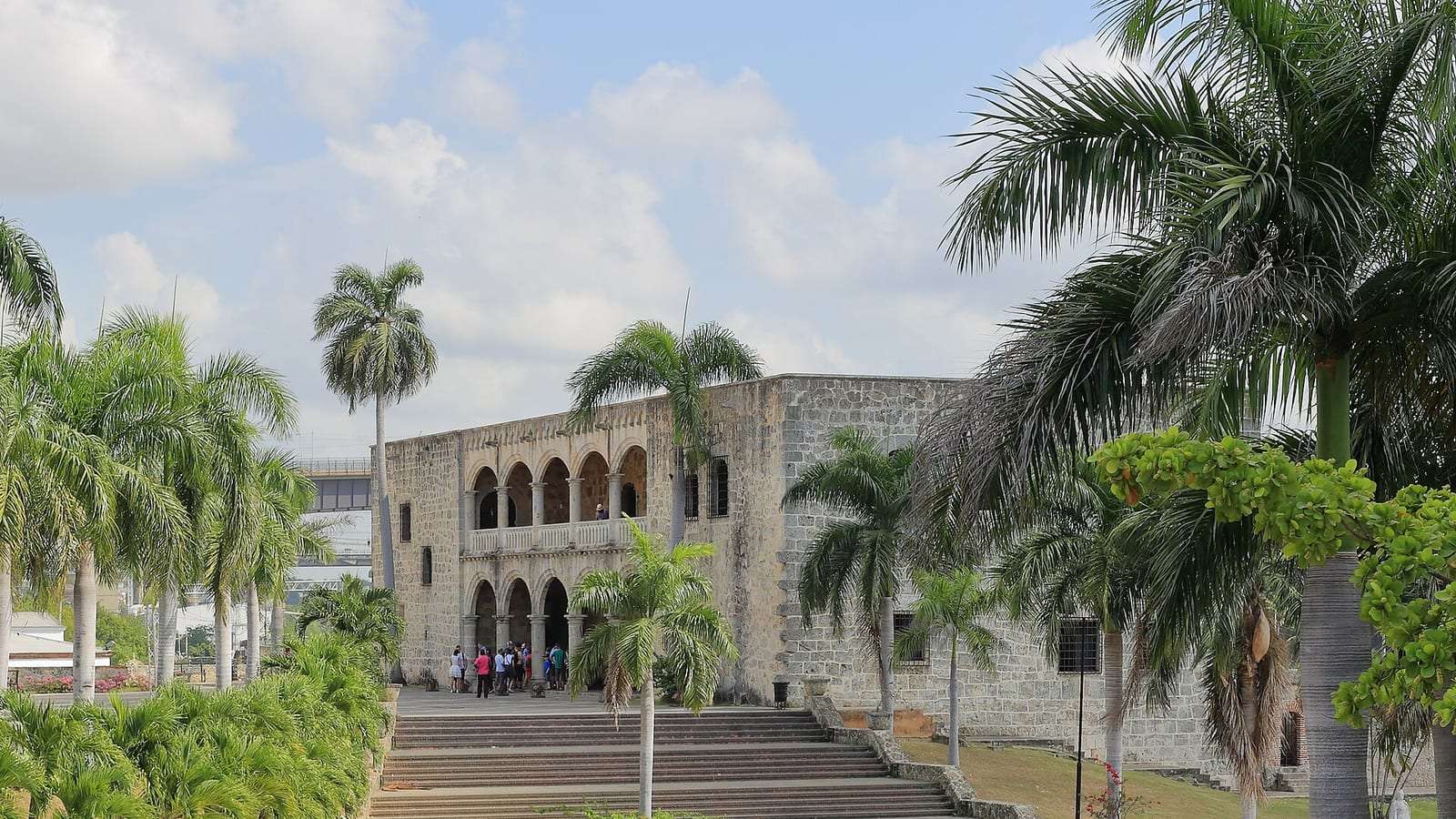 El Alcázar de Colón entre palmeras, con su escalinata, en la Ciudad Colonial de Santo Domingo