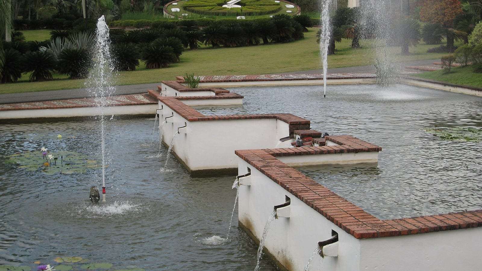 Fuentes y estanque frente al reloj floral del Jardín Botánico Nacional de Santo Domingo