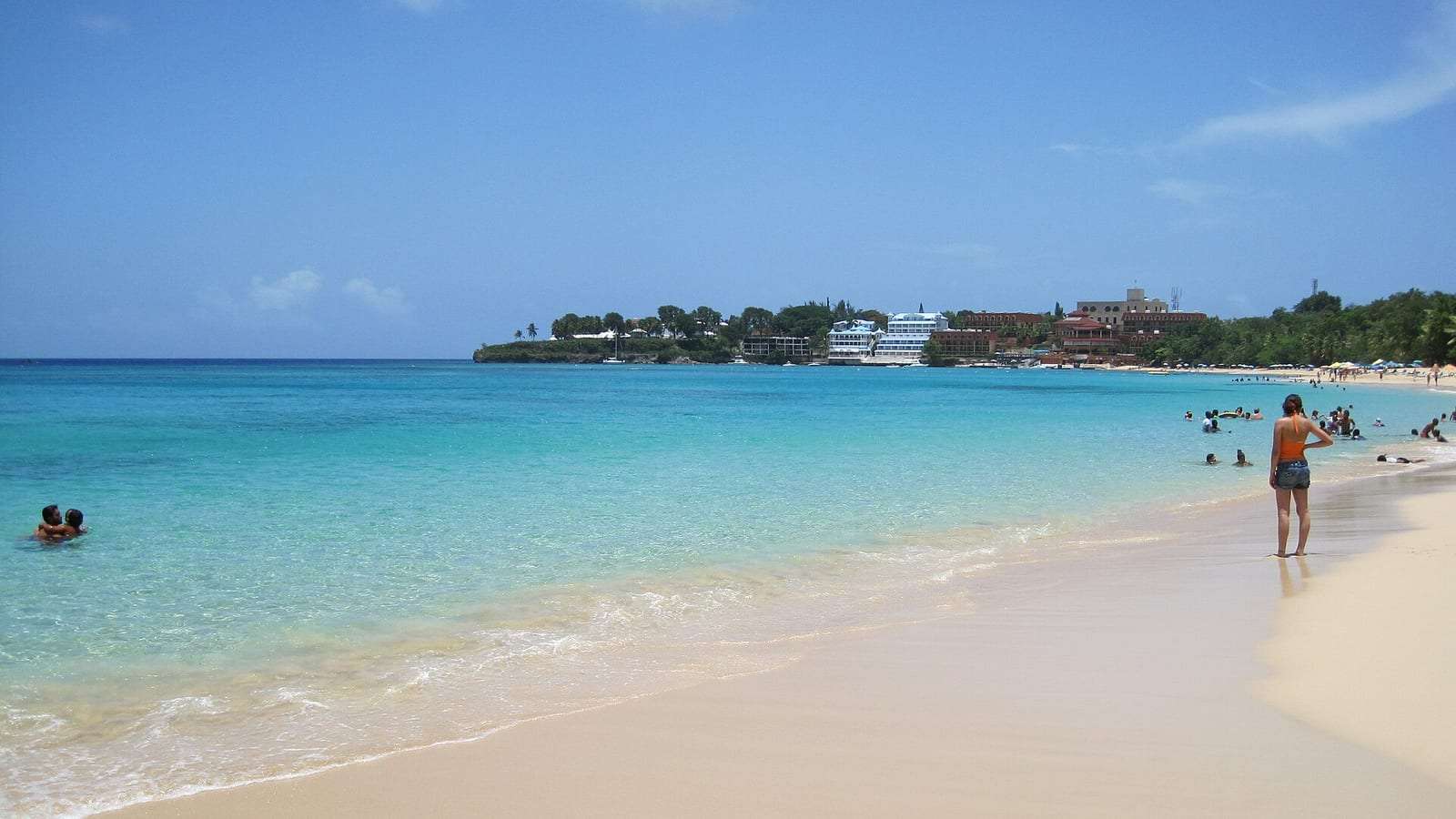 Arena clara y agua turquesa en la playa de Sosúa